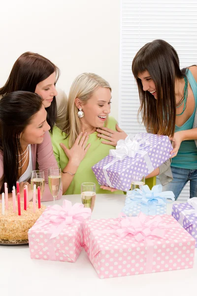 Fiesta de cumpleaños - mujer haciendo presente — Foto de Stock