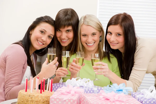 Oslava narozenin - šťastná žena přípitek šampaňským — Stock fotografie