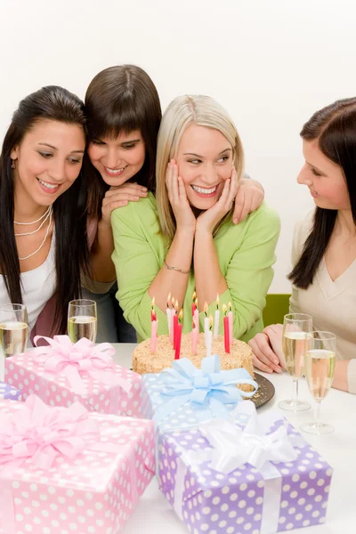 Fête d'anniversaire - groupe de femmes célébrer — Photo