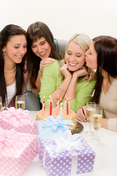 Születésnapi party - csoport nő ünnepelni — Stock Fotó