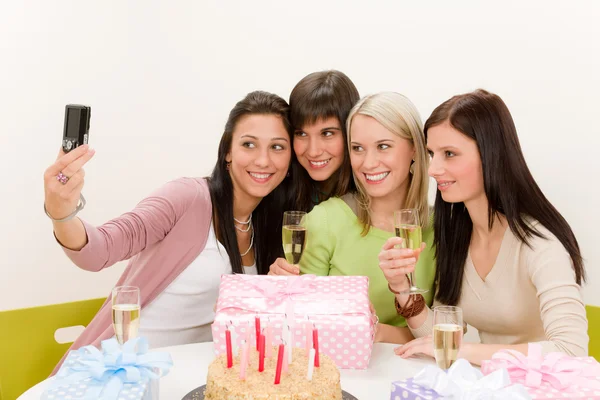 Születésnapi party - vidám nő fog fénykép-val fényképezőgép — Stock Fotó