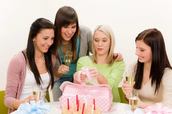 Születésnapi party - nő kicsomagol jelen, ünneplése — Stock Fotó
