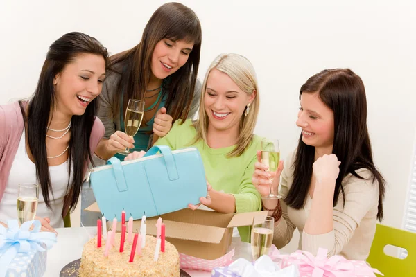 Geburtstagsparty - Frau packt Geschenk aus, feiert — Stockfoto