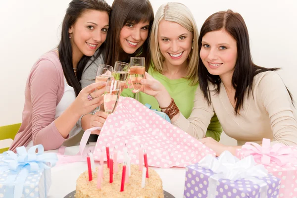 De partij van de verjaardag - gelukkig vrouw toast met champagne — Stockfoto