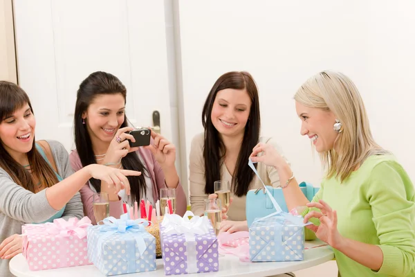 La fiesta de cumpleaños - la mujer alegre toman la foto — Foto de Stock