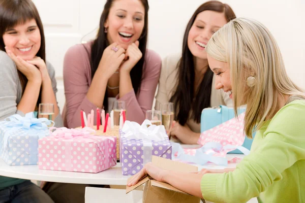 Fiesta de cumpleaños - mujer desenvolver presente, celebrando —  Fotos de Stock