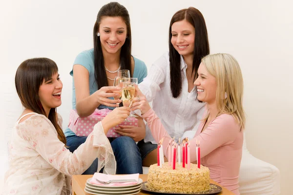 ปาร์ตี้วันเกิด - ผู้หญิงขนมปังกับแชมเปญ — ภาพถ่ายสต็อก