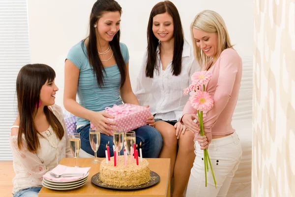 Születésnapi party - a jelenleg egyre nő és a virág — Stock Fotó
