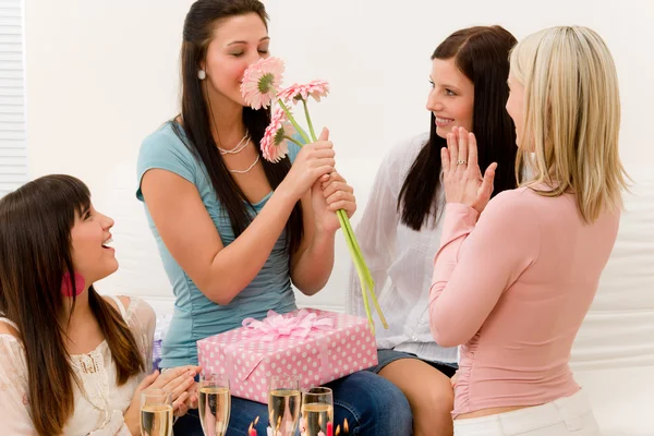 Partij van de verjaardag - vrouw krijgen aanwezig en bloem — Stockfoto