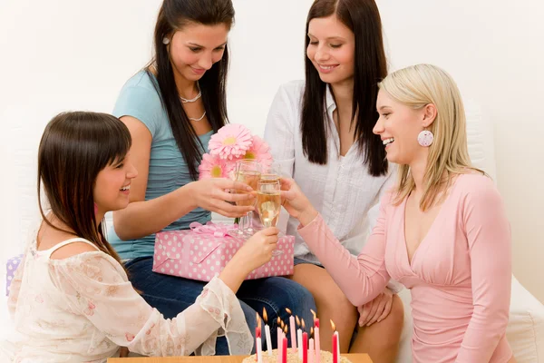 ปาร์ตี้วันเกิด ผู้หญิงได้รับของขวัญและดอกไม้ — ภาพถ่ายสต็อก