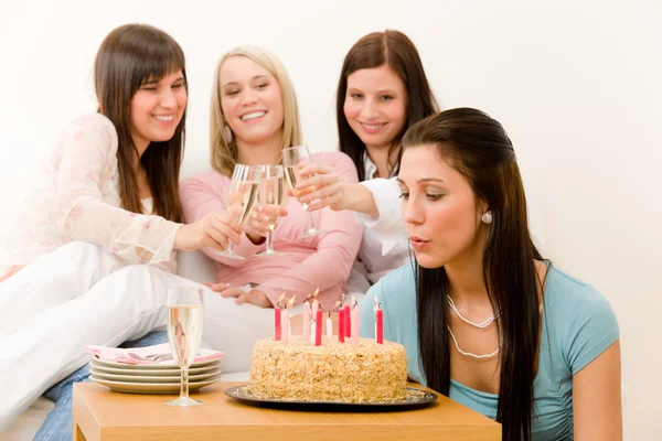 Oslava narozenin - žena foukání svíčky na dort — Stock fotografie