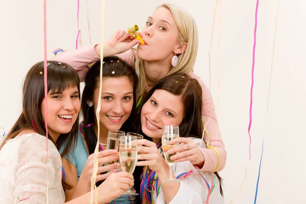 Festa di compleanno - quattro donne con coriandoli si divertono — Foto Stock