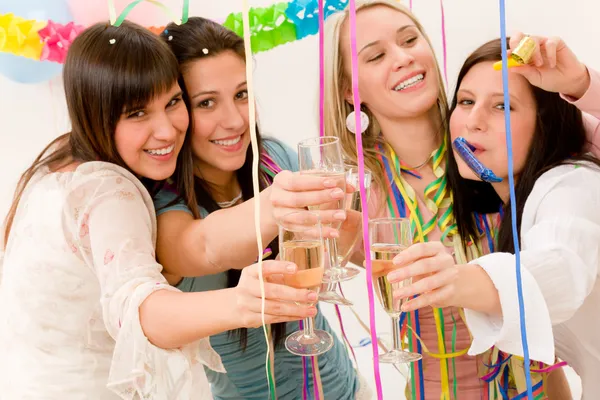 Fiesta de cumpleaños - cuatro mujeres con confeti se divierten — Foto de Stock