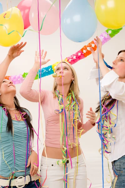 Celebração de festa de aniversário - quatro mulheres com confete — Fotografia de Stock