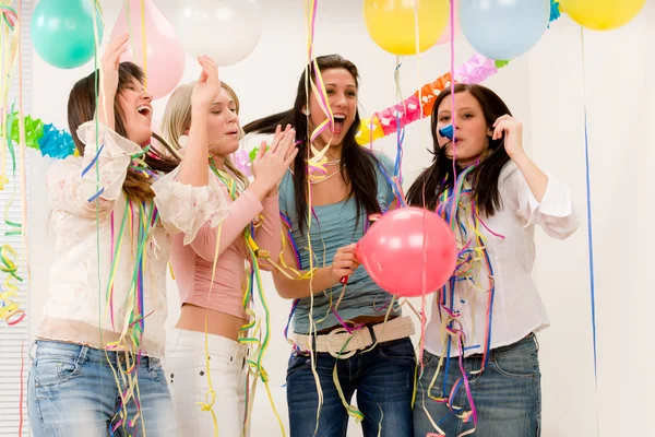 Celebração de festa de aniversário - quatro mulheres com confete — Fotografia de Stock