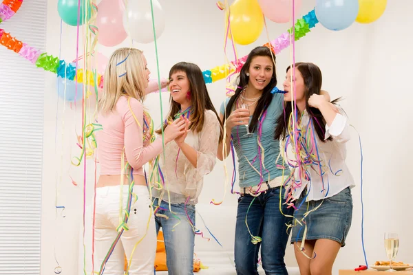 Fiesta de cumpleaños - cuatro mujeres con confeti —  Fotos de Stock