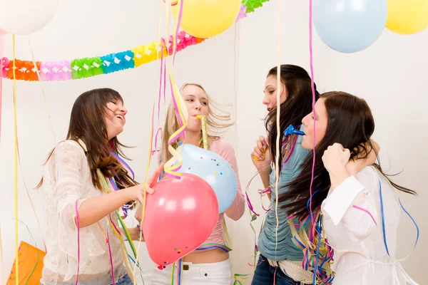 Geburtstagsfeier - vier Frauen mit Konfetti haben Spaß — Stockfoto