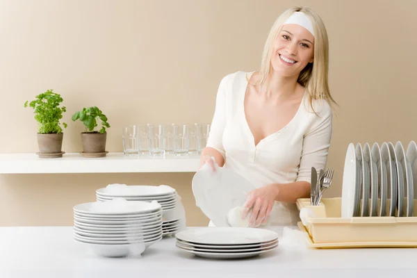 Moderne Küche - glückliche Frau beim Geschirrspülen — Stockfoto
