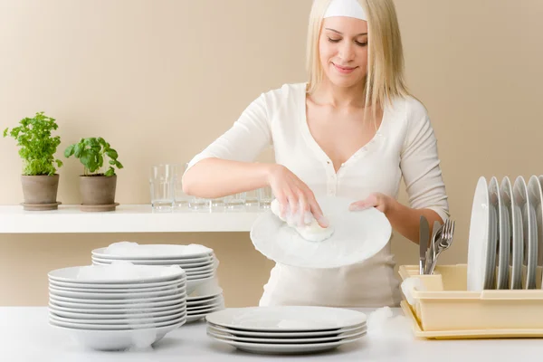 Moderní kuchyně - šťastná žena mytí nádobí — Stock fotografie