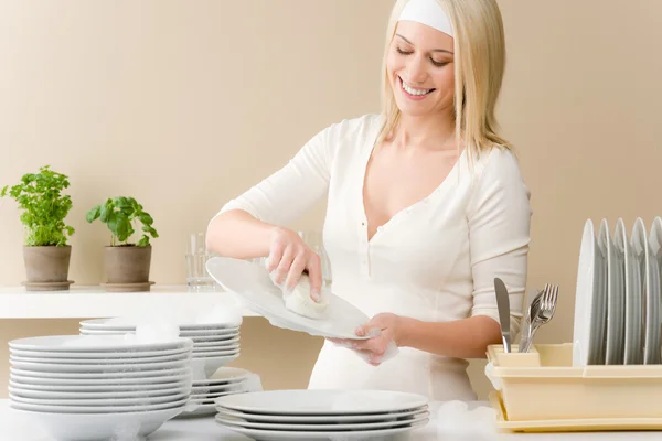 Cuisine moderne - femme heureuse lavant la vaisselle — Photo