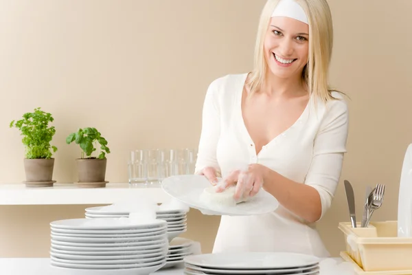 Cuisine moderne - femme heureuse lavant la vaisselle — Photo