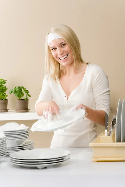Moderne keuken - gelukkig vrouw afwas — Stockfoto