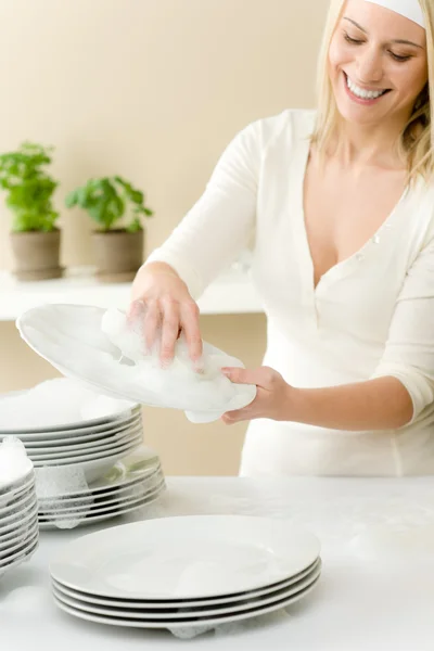 モダンなキッチン - 幸せな女のお皿を洗う — ストック写真