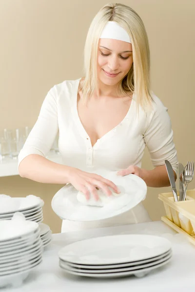 现代厨房-洗盘子的幸福女人 — 图库照片