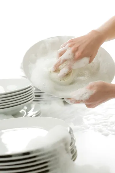 Los platos que lavan - las manos con los guantes en la cocina — Foto de Stock