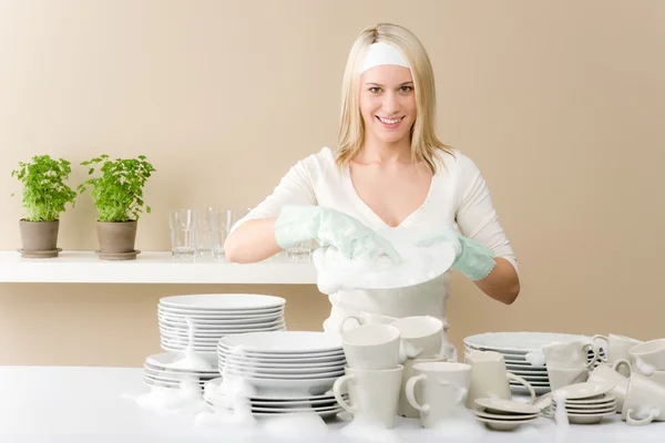 현대 부엌-설거지 하는 행복 한 여자 — 스톡 사진