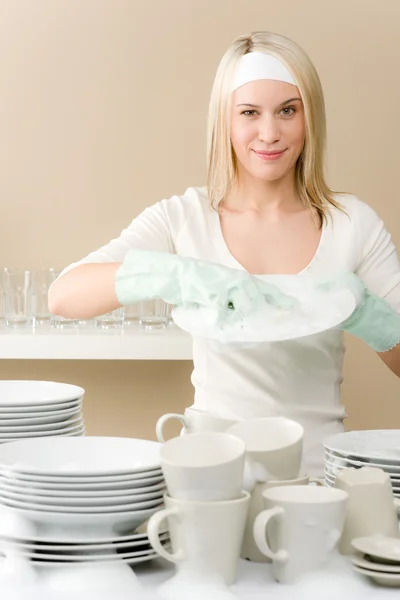 Cocina moderna - mujer feliz lavando platos —  Fotos de Stock