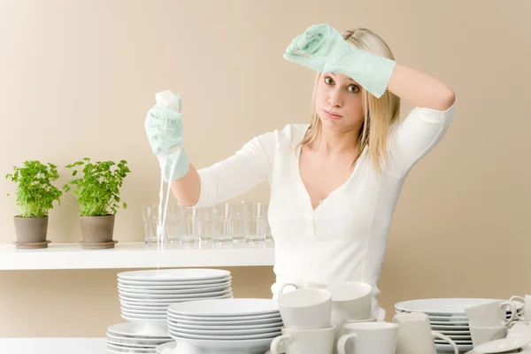 Современная кухня - разочарованная женщина на кухне — стоковое фото