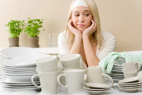 Modernt kök - frustrerade kvinnan i köket — Stockfoto