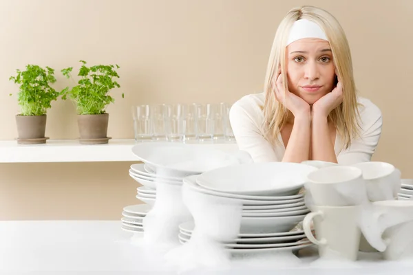 Cozinha moderna - mulher frustrada na cozinha — Fotografia de Stock
