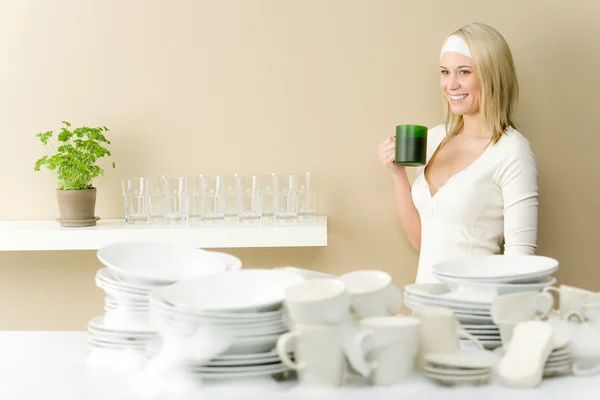 Moderne keuken - gelukkig vrouw gelet koffiepauze — Stok fotoğraf