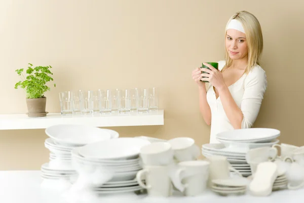 Cucina moderna donna felice lavare i piatti — Foto Stock