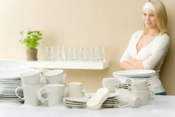 Nowoczesna kuchnia - szczęśliwa kobieta zmywanie naczyń — Zdjęcie stockowe