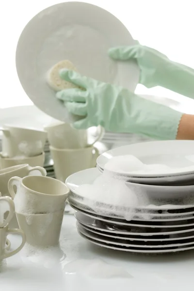 Laver la vaisselle - mains avec des gants dans la cuisine — Photo