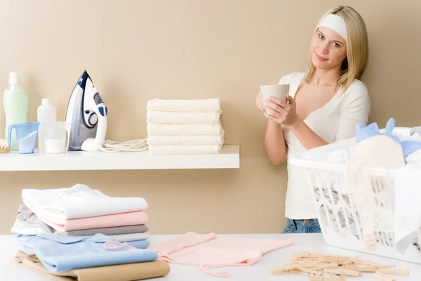 Laundry ironing - woman coffee break — Stock Photo, Image