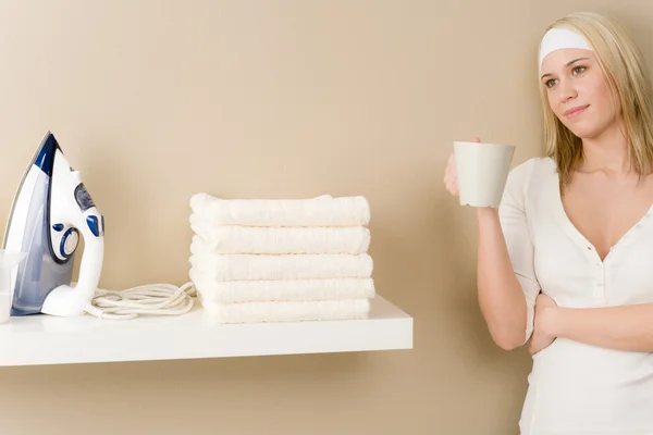 洗衣熨烫-女人喝咖啡休息 — 图库照片