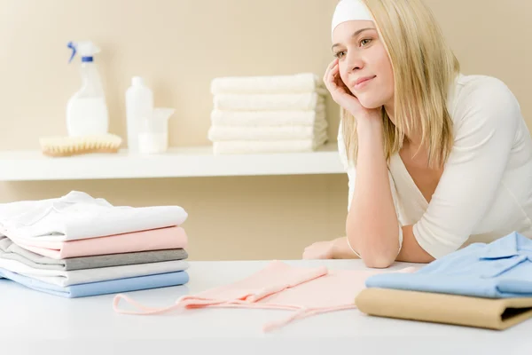 Praní žehlení - žena přestávka po domácí práce — Stock fotografie