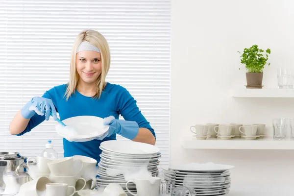 Современная кухня - счастливая женщина моет посуду — стоковое фото