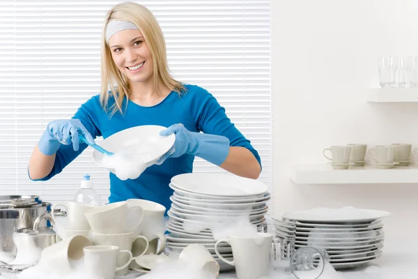 Μοντέρνα κουζίνα - ευτυχισμένη γυναίκα πλύσιμο των πιάτων — Φωτογραφία Αρχείου