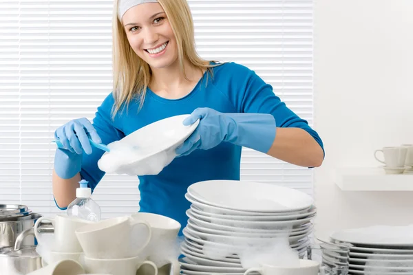 Сучасна кухня - щаслива жінка миє посуд — стокове фото