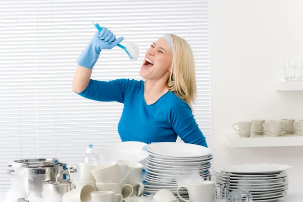 Moderne keuken - vrouw pretenderen te zingen lied — Stockfoto