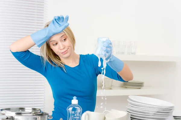 Современная кухня - расстроенная женщина моет посуду — стоковое фото