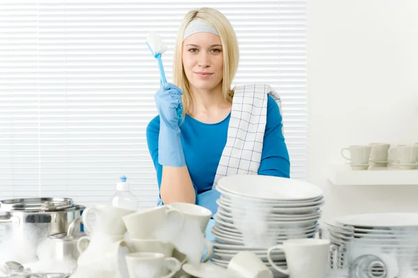 Cozinha moderna - mulher feliz lavar pratos — Fotografia de Stock