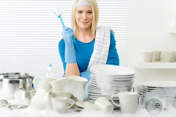 モダンなキッチン - 幸せな女のお皿を洗う — ストック写真