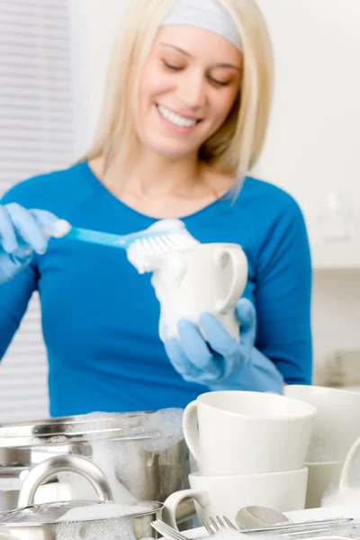 Cocina moderna - mujer feliz lavando platos — Foto de Stock