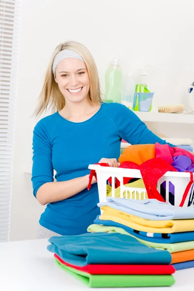 Lavanderia donna piegare i vestiti a casa — Foto Stock